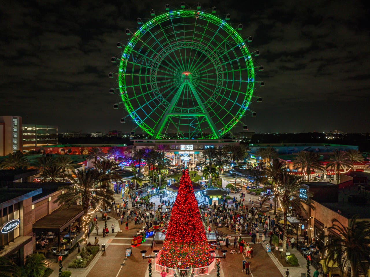 <b>El Orlando Eye en Modo Navideño. </b>La icónica rueda de observación luce iluminación especial para diciembre. Sus colores temáticos ofrecen un espectáculo visual desde cualquier punto del parque y se convierten en un referente de la celebración navideña en Orlando.