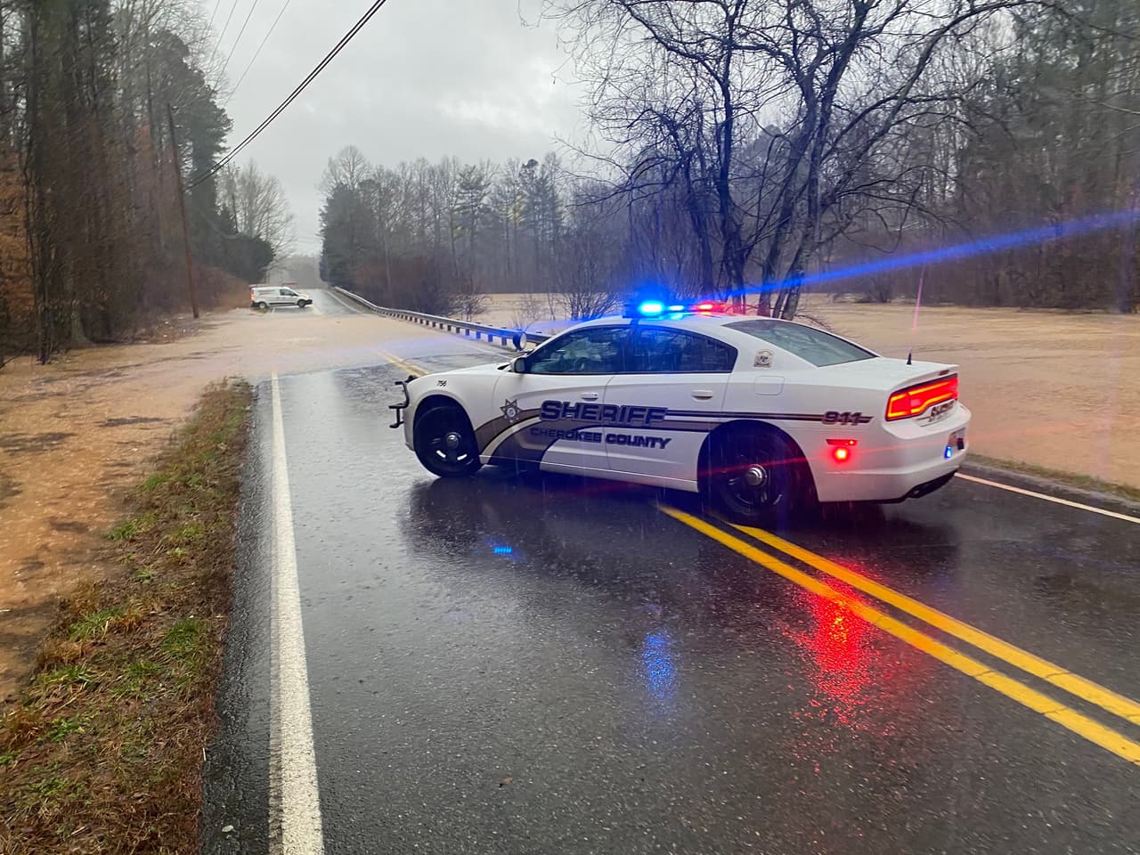 En Cherokee, Union Hill Road fue cerrada cerca de Marvin Land Road debido a una inundación.