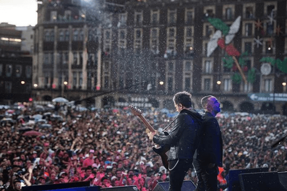 A esta presentación le siguió el dúo de Camila, conformado por Mario Domm y Pablo Hurtado, quienes interpretaron varios de sus éxitos. Además, en conferencia de prensa tras su presentación, Camila aprovechó para destacar la importancia de mantener la unidad generada a partir de los sismos de septiembre en la Ciudad de México, Morelos, Chiapas, Puebla y Oaxaca.