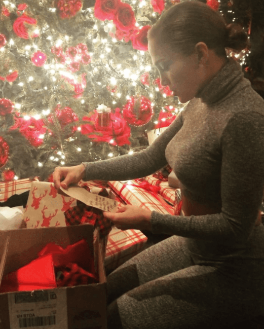 En Nochebuena, ya Jennifer López abría un regalo que le llegó por correo. 
<br>
