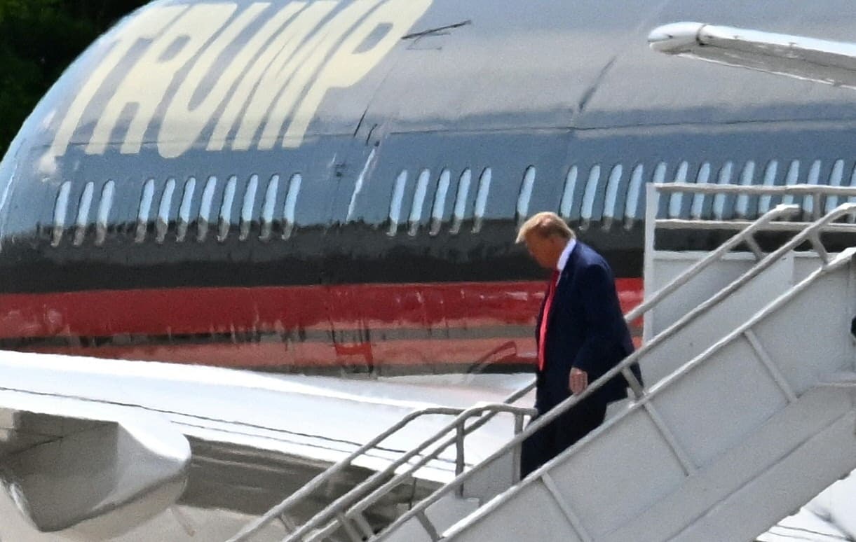 Trump, que cumple 77 años este miércoles, bajó de su jet privado solo, luego bajó su equipo legal. Se espera que se reúna en las próximas horas con sus abogados y asesores en Florida para preparar la comparecencia.