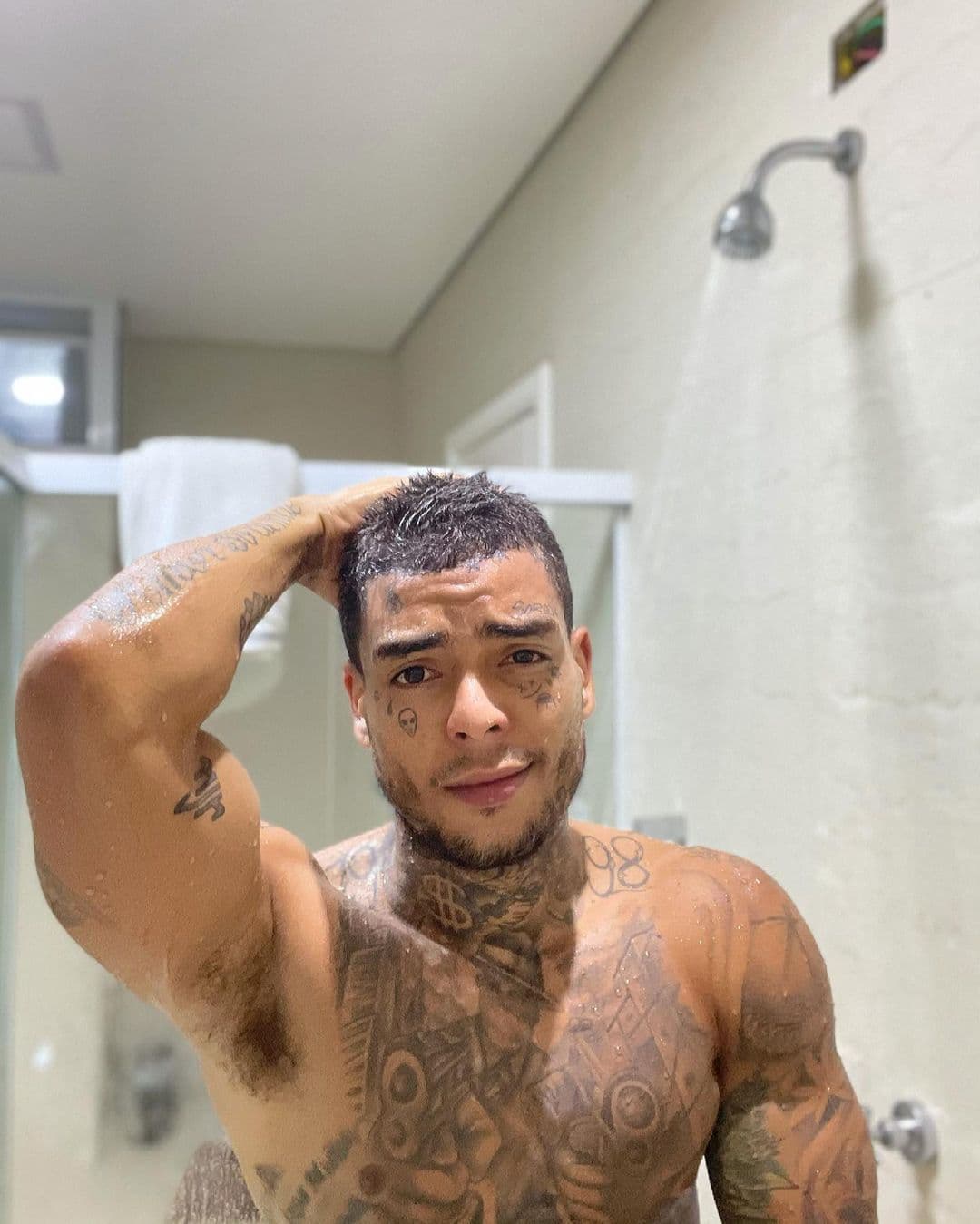 Se le suman contusiones en las dos axilas y muslos.
<br>