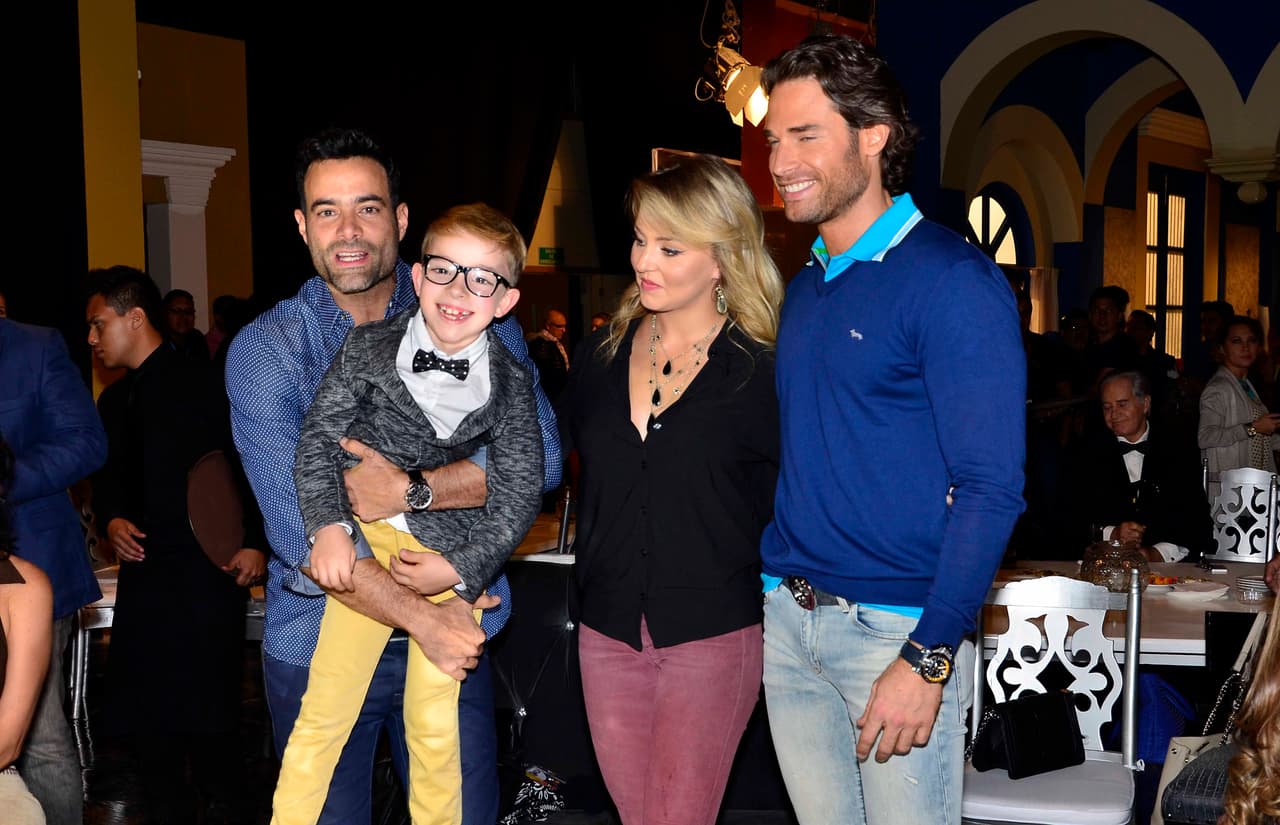 En la telenovela, la actriz, hoy de 31 años de edad, tenía un hijo de 7 años, Laurito Almonte, personaje que interpretaba Óscar Daniel Duarte y que en esta foto es abrazado por el actor Luis Roberto Guzmán. En suéter azul, el actor 
<a href="https://www.univision.com/famosos/angelique-boyer-y-sebastian-rulli-presumen-cuerpazos-fotos">Sebastián Rulli</a>, actual pareja de Boyer.