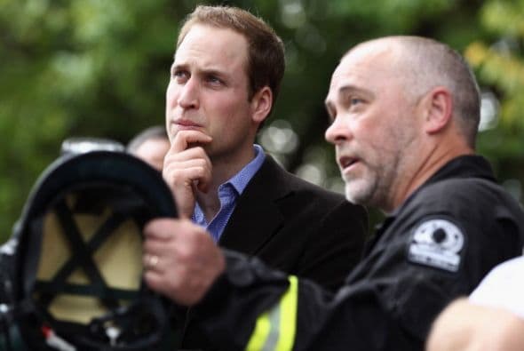 William habla con miembros de búsqueda y rescate urbano en Christchurch.