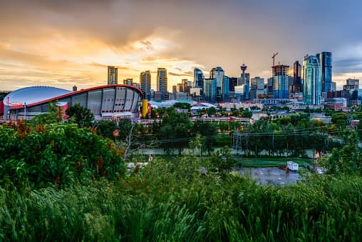 <b>5. Calgary, Canadá. </b>Este país norteamericano repite en la lista con otra de sus urbes. Calgary pertenece a la provincia de Alberta y es conocida por su ecoturismo y la posibilidad de realizar deportes de invierno. Además, es un lugar que fusiona lo moderno y lo tradicional. La ciudad está repleta de restaurantes, tiendas y locales de ocio que hacen vibrar la vida nocturna y es sede de eventos como el Calgary Stampade, el Festival de Música Folk, el Festival Lilac o el Global Fest, entre otros.
<br>