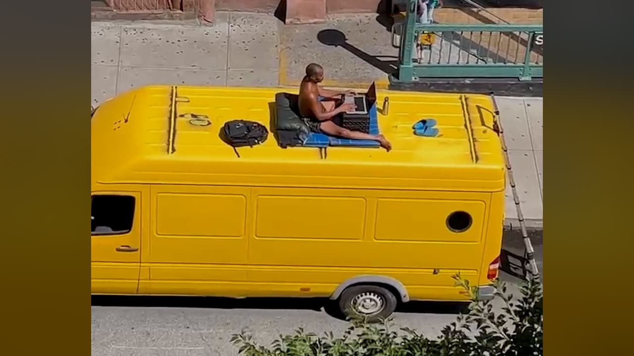 Desde oficinas hasta bailes sobre autos: algunas de las rarezas que ves sobre ruedas en NYC