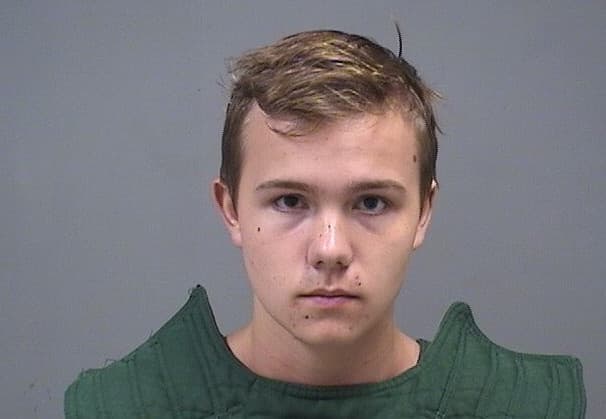 Arrestan a un adolescente por comentarios en internet sobre tiroteos y descubren un arsenal en su casa