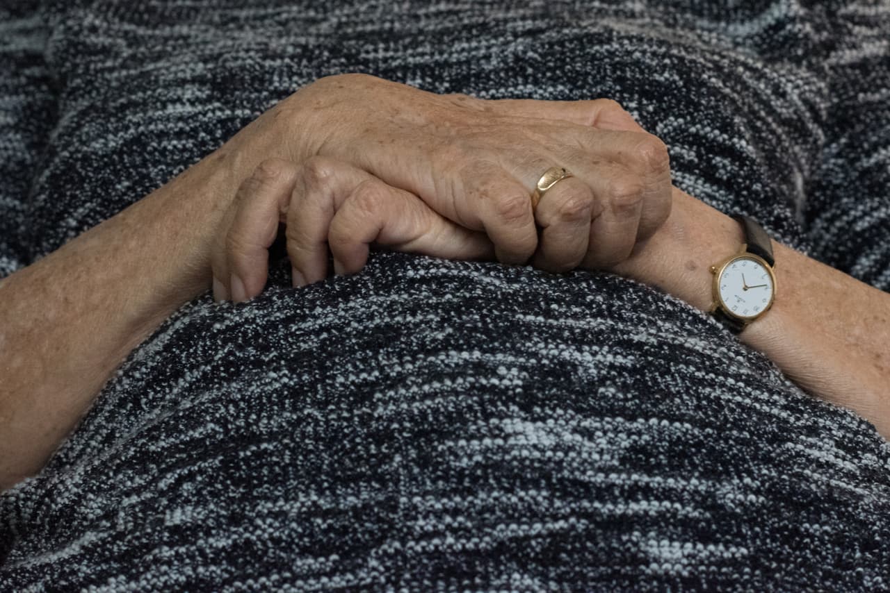 Las manos de Berta Inés: sus dedos, engarrotados y rígidos.