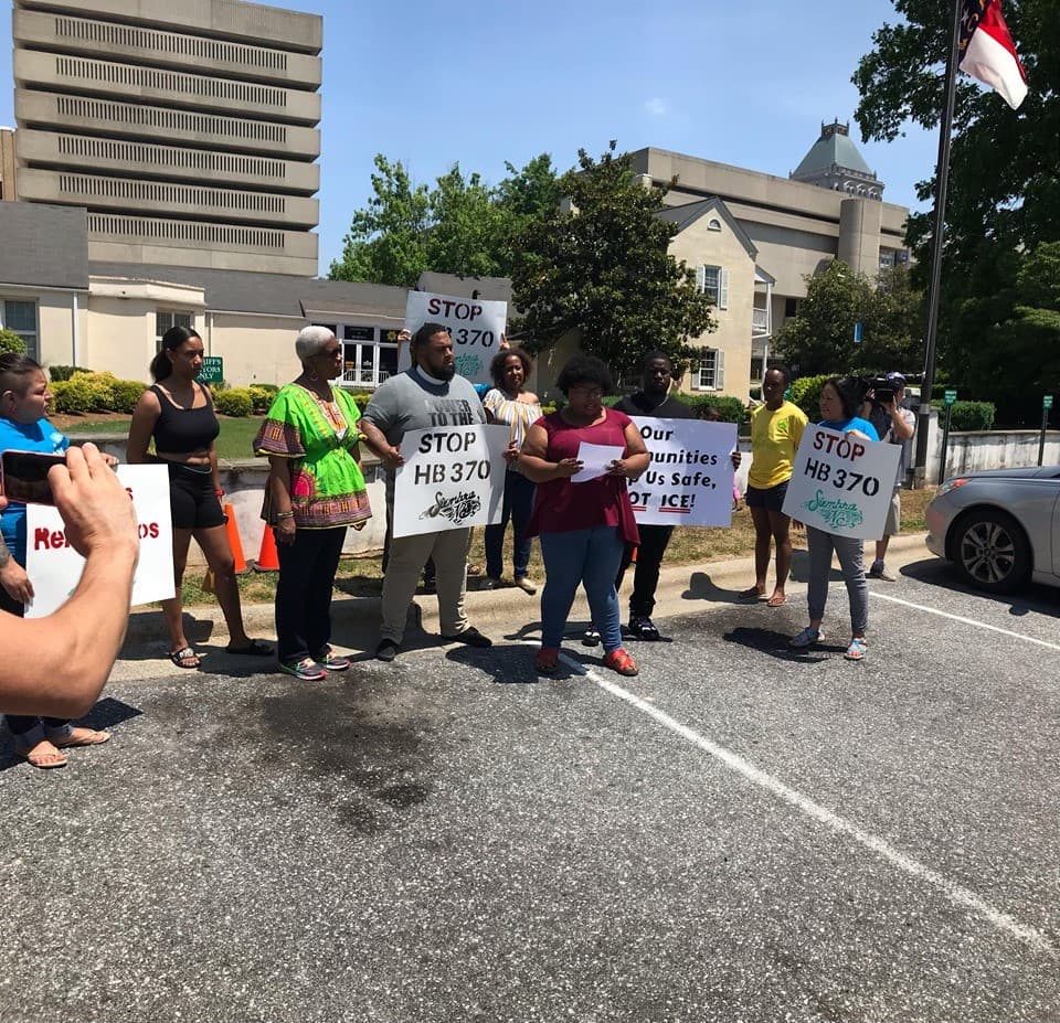 En imágenes: Hispanos y afroamericanos se unen para solicitar que la HB370 sea rechazada en cualquiera de sus versiones por el Alguacil del Condado de Guilford, Danny Rogers
