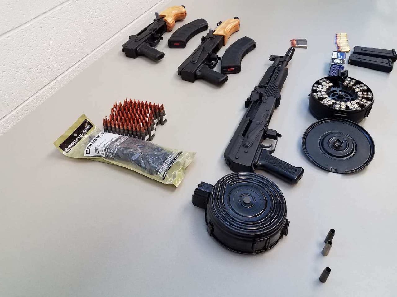 Estos rifles de asalto, usualmente “son usadas en zonas de guerra y no en grandes ciudades urbanas como Chicago”, dijo una oficial de la policía en una conferencia de prensa.