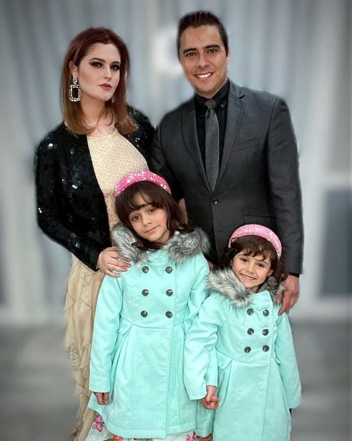 "A veces las mujeres dicen: 'No, yo solamente esto' o 'No, yo no me sé maquillar' o 'Ay no, soy mamá y se acabó'. Entonces no. Al entrar a este negocio a mí me encanta eso: abrirles posibilidades a las mujeres [...] Es algo bien bonito. 
<b>No encuentro yo un mejor negocio que poner bonitas a otras mujeres y que les crezca su autoestima</b>. Me pone muy, muy feliz y expandirnos a Colombia es algo bien bonito", aseguró Lozz.