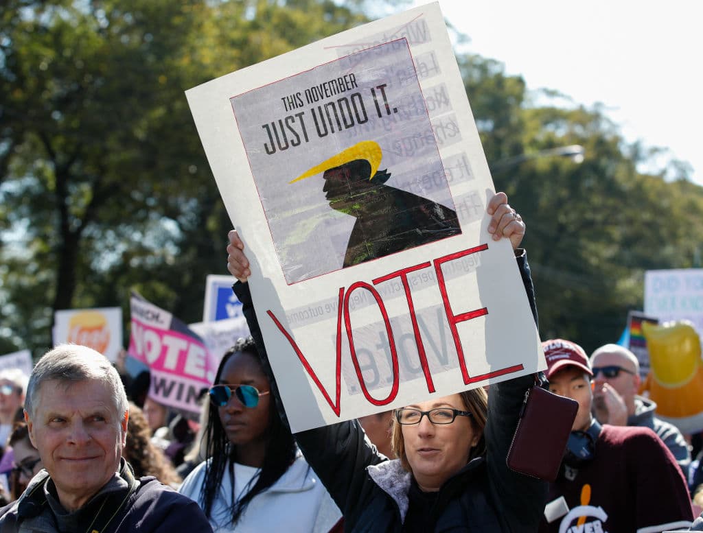 Salieron a las calles bajo el grito de “¡Vamos a votar!” mientras caminaban desde Grant Park hasta La Plaza Federal. Los nuevos votantes emitirán sus votos en un sitio cercano de votación anticipada. Chicago es un bastión demócrata.