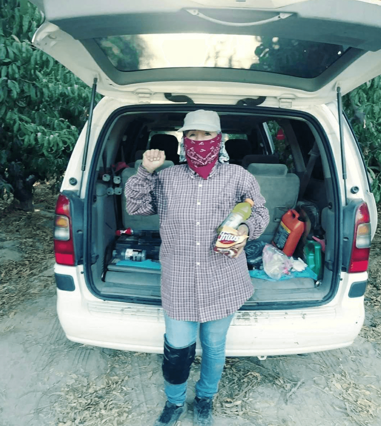 <b>Lulú se desempeña en la cosecha del durazno en Madera y pese a las altas temperaturas</b>, ella comparte que su empleador les repartió bebidas y snacks para mantenerse hidratados en una de las jornadas de calor extremo que azotaron la zona por más de 10 días continuos.
<br>