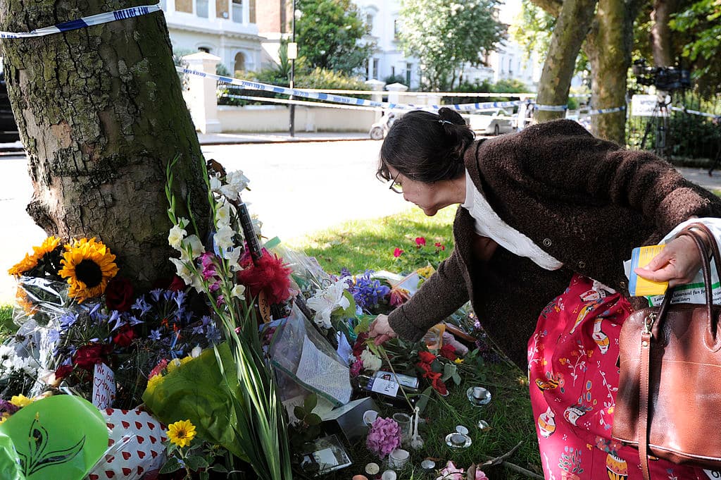 La muerte de Winehouse conmocionó al mundo. Agasajos, llantos y mensajes de sus fans y colegas del mundo de la música llenaron entonces las redes sociales. 
<br>
<br>En la foto, el altar improvisado frente a la casa de Camden, norte de Londres, en la que fue hallada muerta. Una investigación sugirió que el exceso de alcohol que consumió la cantante pudo haberle ocasionado una letal falla cardíaca.