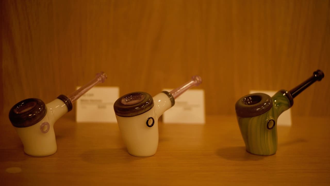 Además, el estado busca
<a href="https://www.univision.com/local/chicago-wgbo/borran-11-mil-antecedentes-delictivos-vinculados-a-la-marihuana-en-illinois">borrar los antecedentes criminales</a> para quienes fueron sentenciados por delitos menores y no violentos vinculados a posesión y distribución de marihuana.