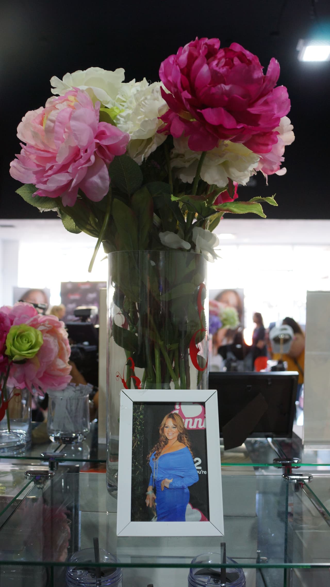 Chiquis, Rosie, Juan, Jacquie, Jenicka y Johnny Rivera celebran la apertura de 'Jenni Rivera Boutique' en Los Ángeles.