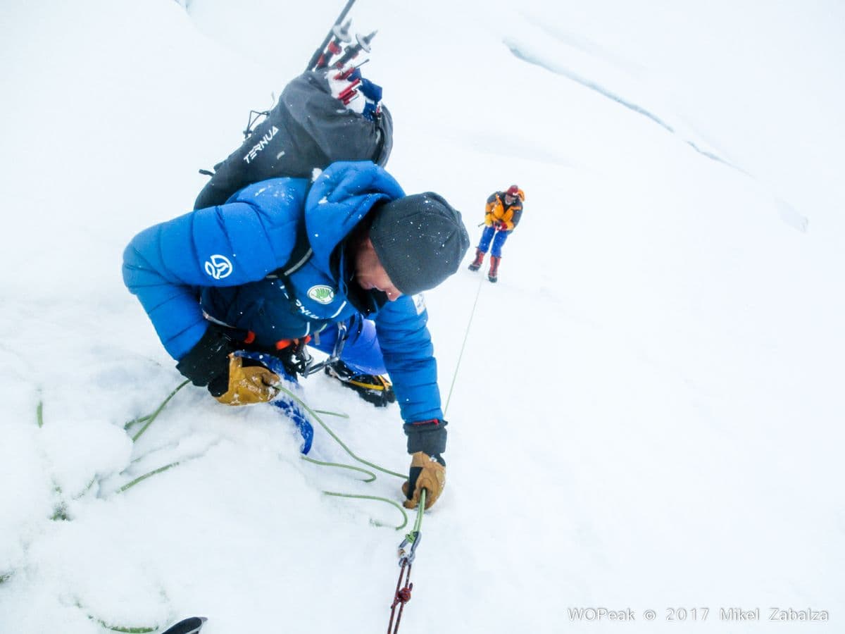 Los miembros de esta expedición comercial les informaron que uno de los integrantes, el italiano de 59 años Valerio Annovazzi, había quedado arriba. Les dijeron que el italiano estaba vivo pero con ciertas dificultades en el habla, un signo que suele manifestarse por falta de oxígeno.