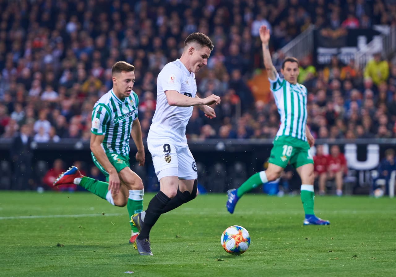 Tan solo a seis minutos de iniciar el complemento, Kevin Gameiro llegó por la banda derecha al área del Betis y asistió a Rodrigo.