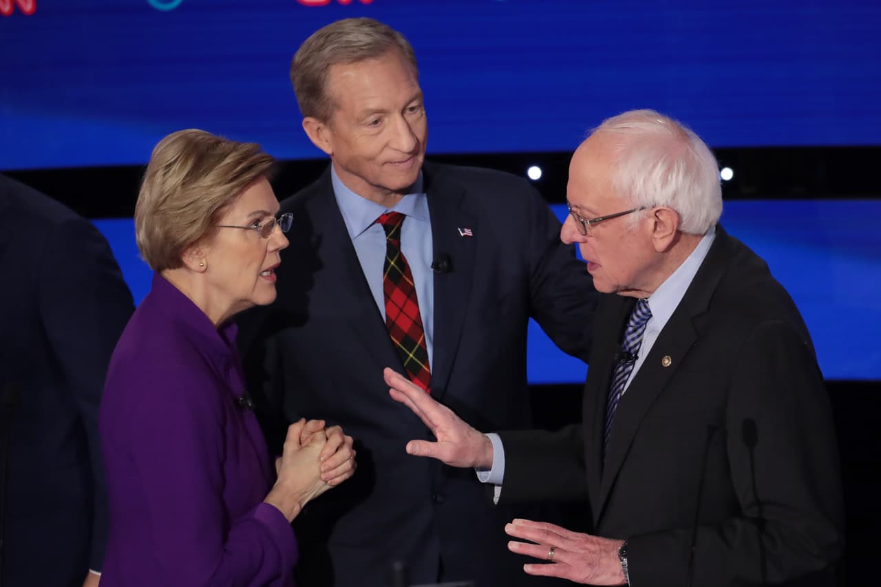 Uno de los momentos más esperados de la noche llegó con el cara a cara entre los dos aspirantes más progresistas, 
<a href="https://www.univision.com/temas/bernie-sanders">Bernie Sanders</a> y 
<a href="https://www.univision.com/temas/elizabeth-warren">Elizabeth Warren</a>, tras revelarse que en una reunión privada en 2018, 
<a href="https://www.univision.com/noticias/elecciones-en-eeuu-2020/elizabeth-warren-asegura-que-bernie-sanders-le-dijo-que-una-mujer-no-podria-ganar-la-presidencia">el senador le dijo a su colega que una mujer no podría vencer a Trump</a>. En el debate Warren intentó superar el impasse: "Bernie es mi amigo, no estoy aquí para pelearme con Bernie", intentó conciliar la senadora por Massachusetts. Pero, a continuación, propinó otra estocada: afirmó que
<b> los cuatros hombres que se encontraban en el escenario habían perdido en total diez elecciones mientras que las dos mujeres no habían perdido ninguna</b>.