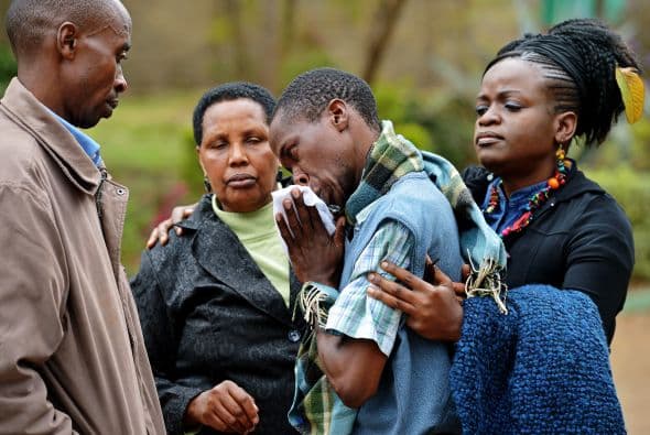 Un abrazo en medio de la desesperación.