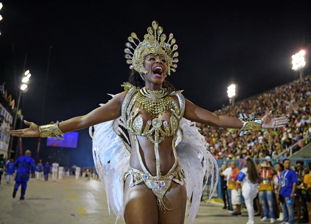 Las 12 'escolas' de samba que compiten en el sambódromo durante dos noches cuentan cada una su 'enredo', una historia rica en referencias históricas y culturales ensayada previamente durante meses.