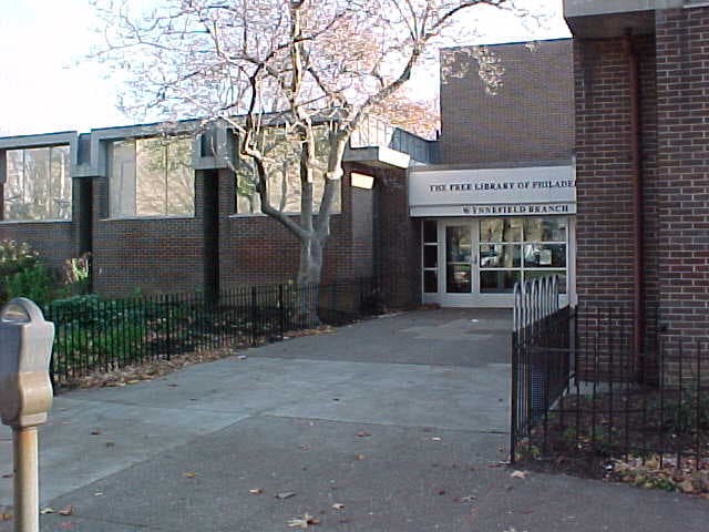 <b>Wynnefield Library</b>
<br>5325 Overbrook Avenue
<br>Philadelphia, PA 19131-1498
<br>215-685-0298
<br>
<br>A una cuadra de City Line Avenue, 
<a href="https://libwww.freelibrary.org/locations/wynnefield-library" target="_blank">Wynnefield Branch </a>sirve a las comunidades de Wynnefield y Overbook Farms. La biblioteca está al lado del Centro Cultural John C. Anderson y está muy cerca del campus de la Universidad de St. Joseph. En septiembre de 2000, la sucursal de Wynnefield volvió a abrir después de amplias actualizaciones tecnológicas y la adición de varias computadoras públicas.
<br>
