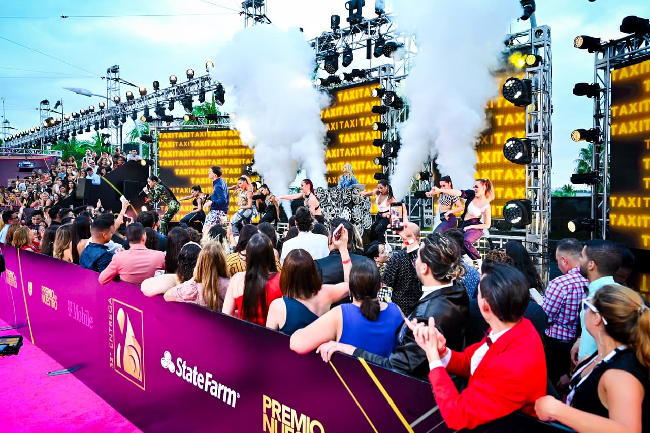 Los encargados de abrir la noche musical desde afuera de la American Airlines de Miami fueron 
<b>Mariah y Guaynaa.</b>
<br>