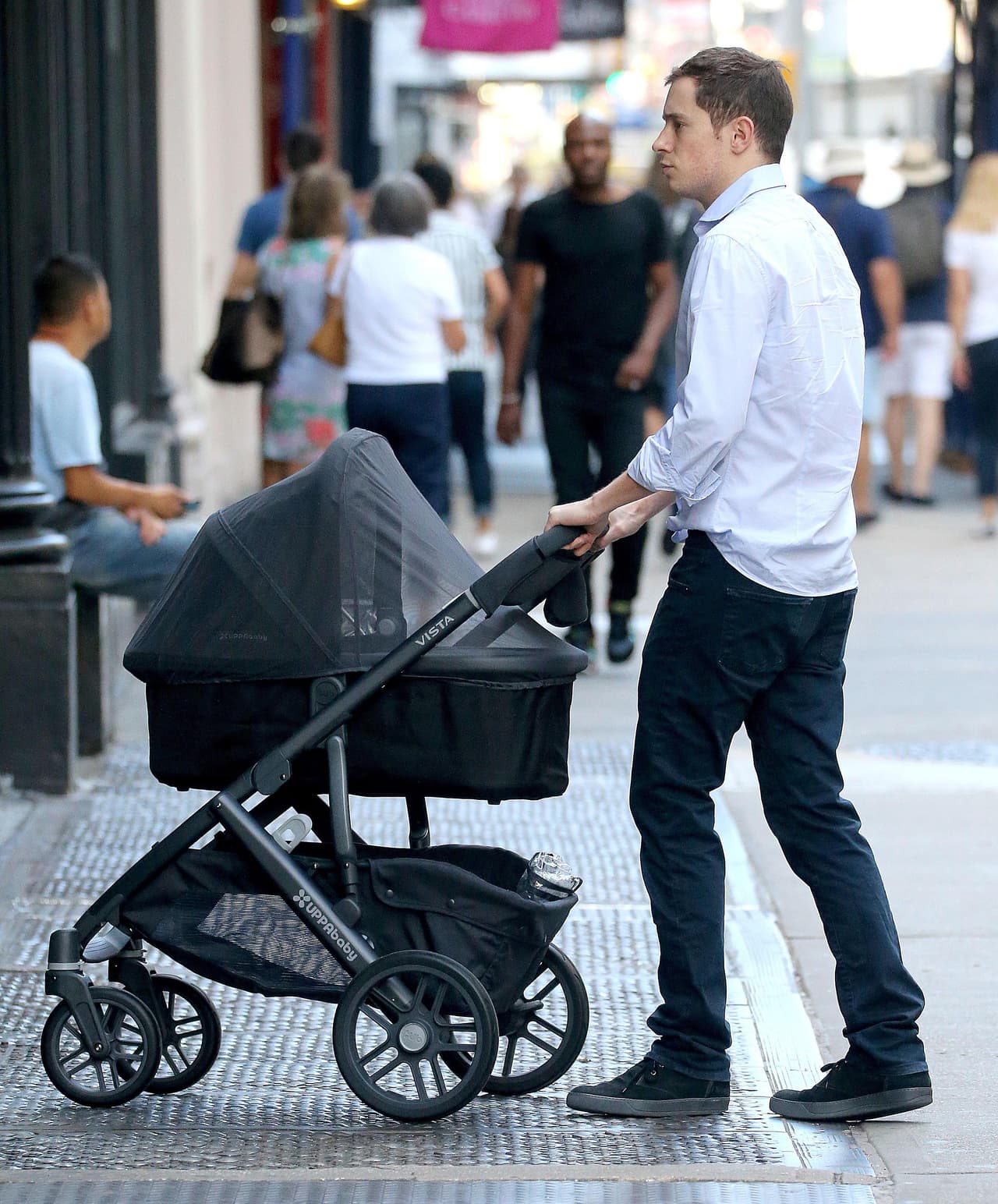 El papá primerizo se encargó de llevar con muchísimo cuidado el carrito de la nena.