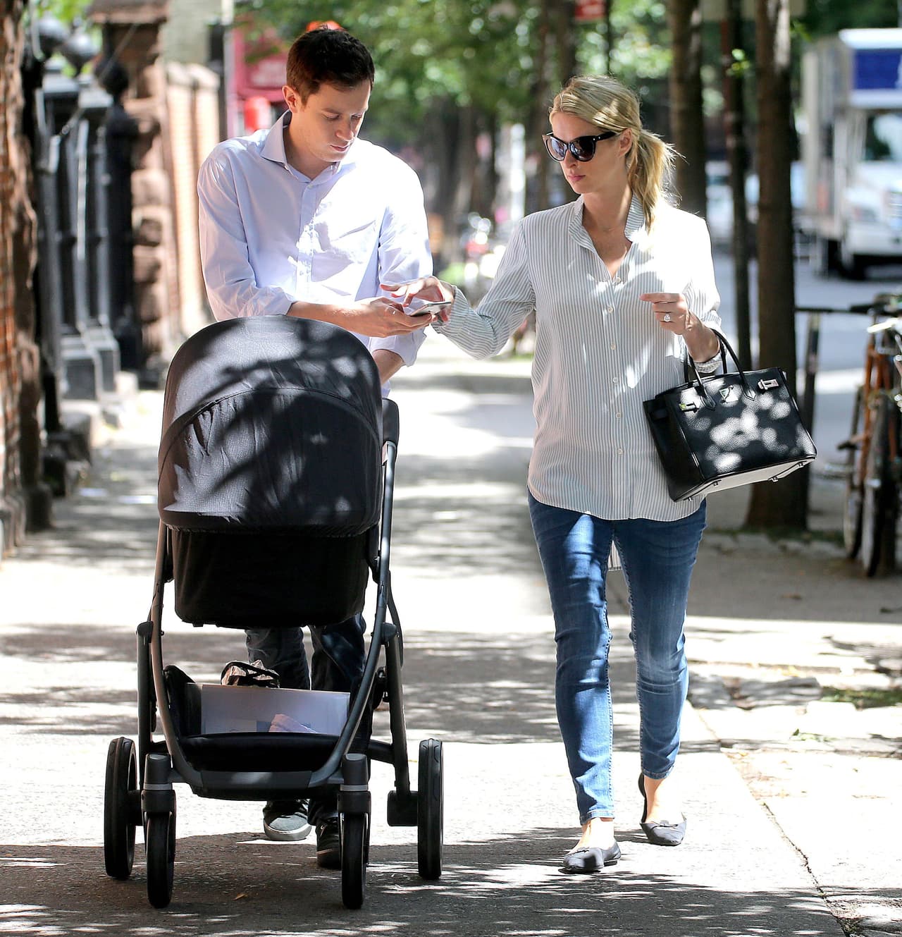 La parejita lucía muy casual en jeans y camisa.