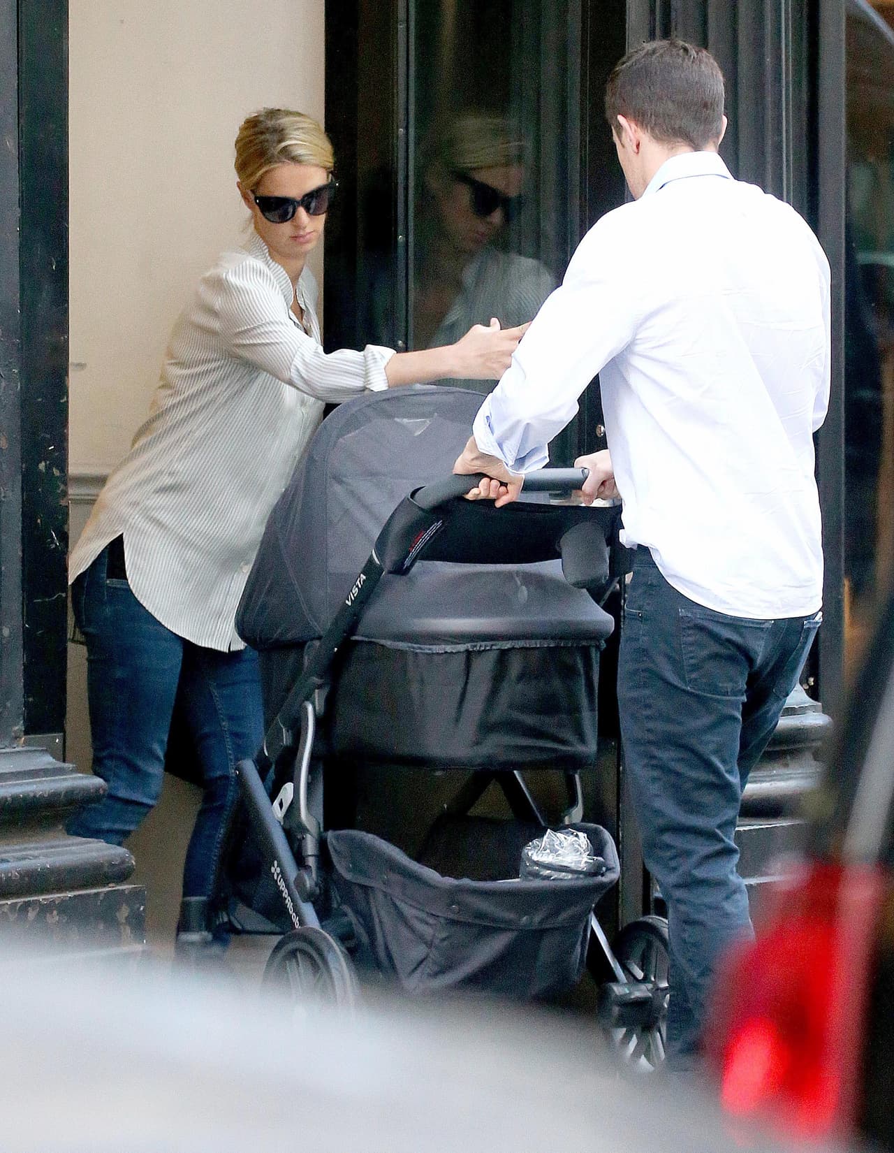 Los paparazzi captaron a Nicky Hilton y su esposo, James Rothschild, dando un paseo por Nueva York junto a su recién nacida.