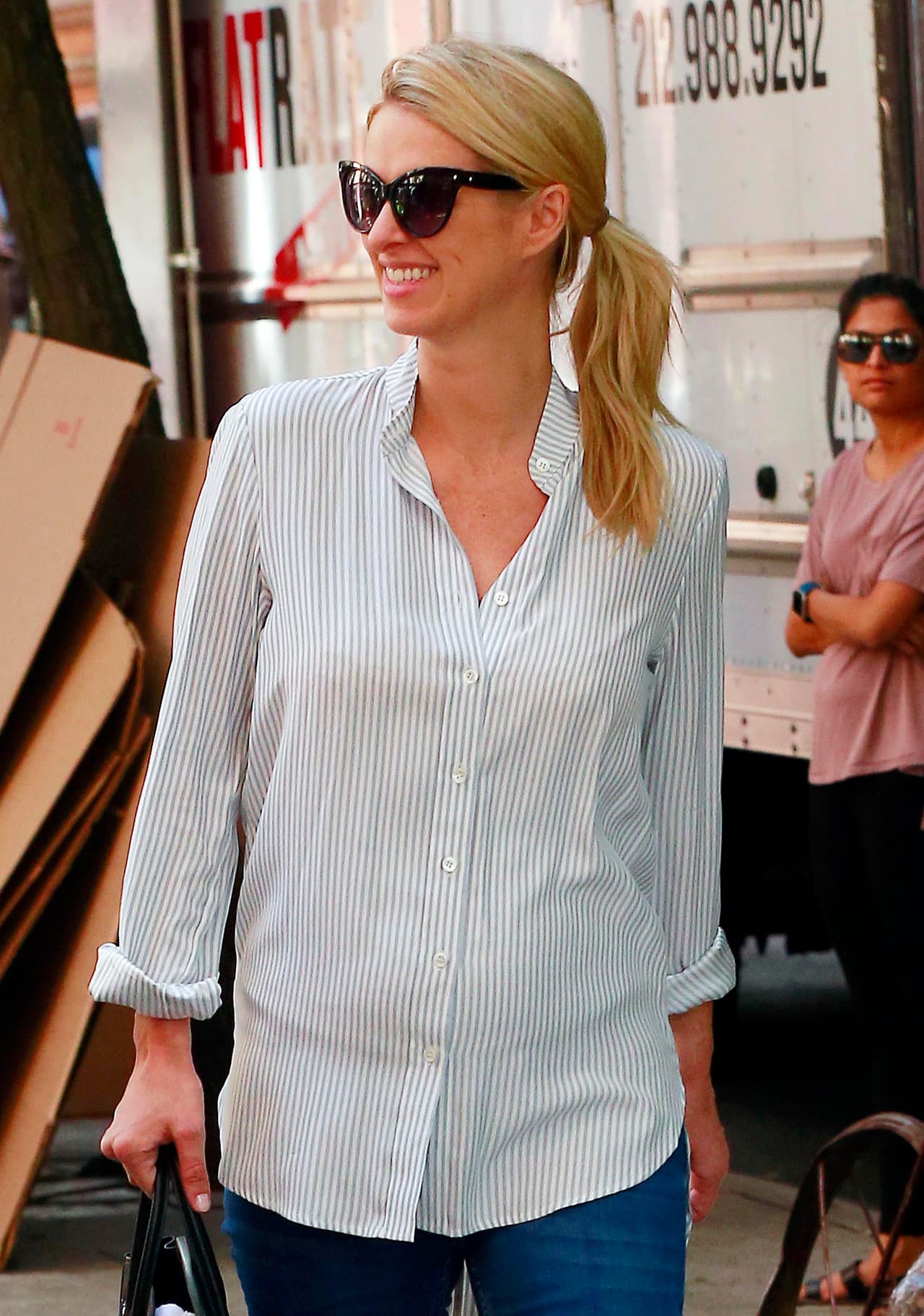 Su sonrisa lo dice todo, está muy feliz.