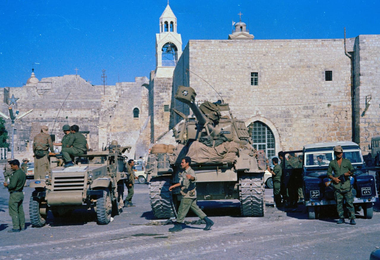 <b>Los tanques israelíes hacen una pausa en Belén</b>. Algunos territorios ocupados durante la Guerra de los Seis Días siguen en manos israelíes, como los Altos del Golán sirios y los territorios palestinos.