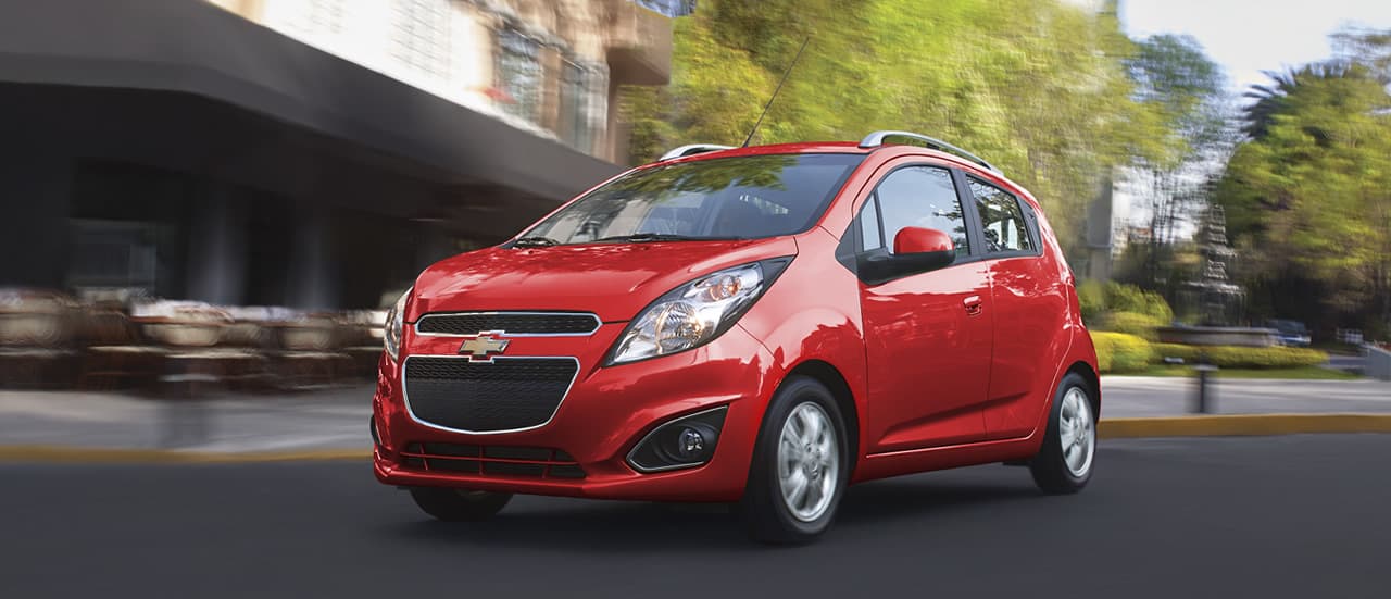 El papá de Rubí probablemente no se irá a la ruina con los costos de combustible que le ocasione el inesperado regalo de su hija. El Chevrolet Spark Classic es capaz de rendir más de
<b>45 millas por galón de gasolina</b>. Así que siempre que Rubí no termine adquiriendo un pie derecho de plomo ni malos hábitos de manejo, lo cual es muy difícil que ocurra cuando sólo se tienen 82 caballos de fuerza bajo el capó, las finanzas de su padre no deberían sufrir mucho por esta causa.