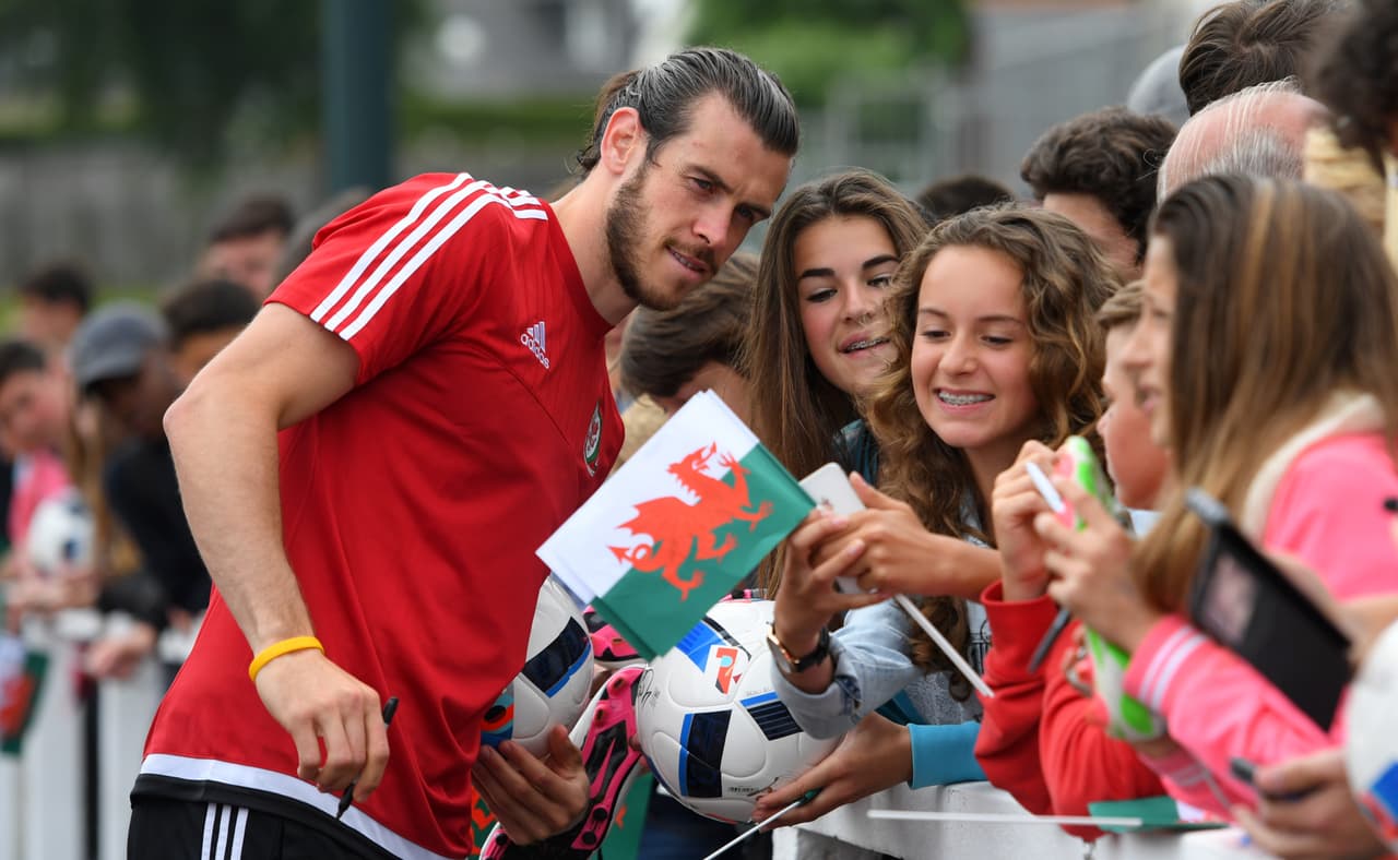 Gareth Bale posa para selfies con fans.