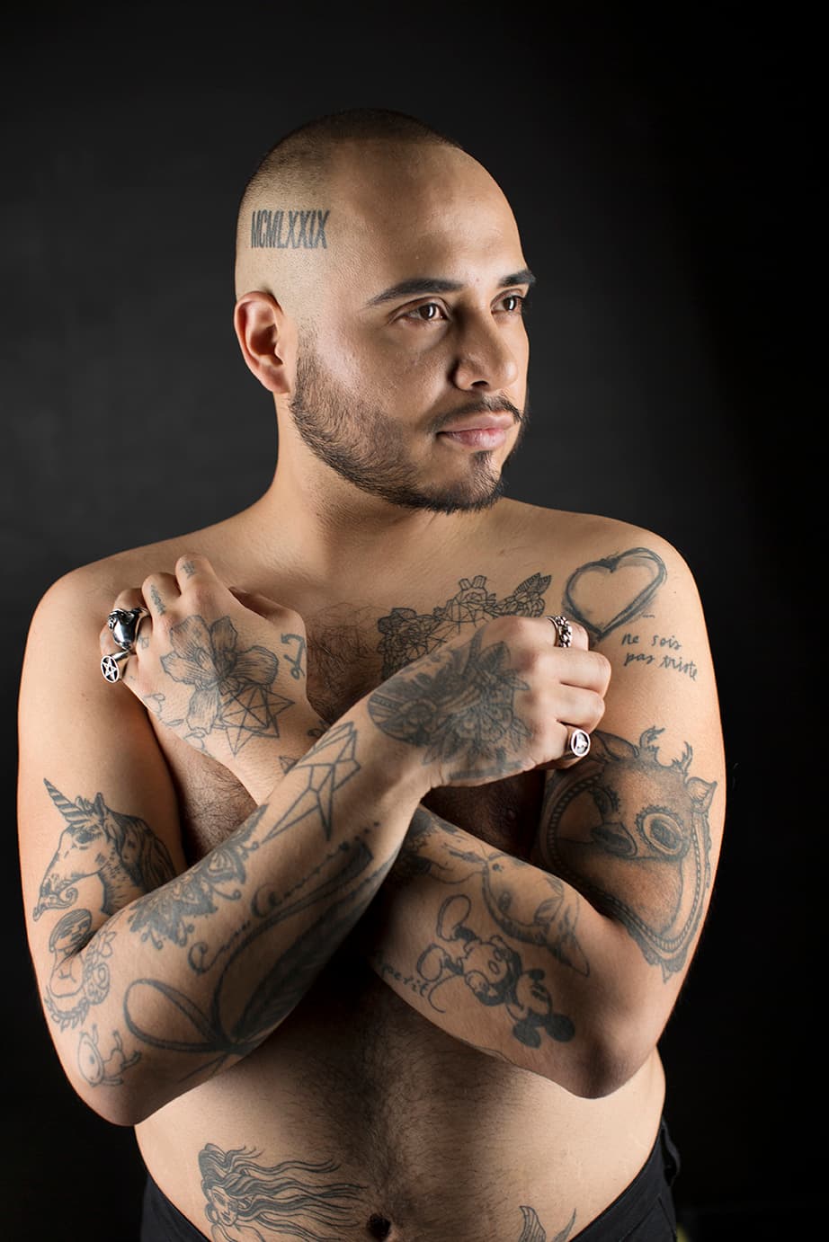 “Ahora tengo aproximadamente 43 tatuajes: en las piernas, la espalda, el pecho, la panza y sobre todo en los brazos. El tatuaje más tardado que me han hecho fue una pluma, tiene muchas sombras y detalles. Me dolió mucho, demoraron entre 4 y 5 horas en hacerlo. Para mí los tatuajes son momentos y sobre todo es un acto de que tú eres dueño de tu cuerpo y tu cuerpo es tu lienzo, por lo que puedes hacer con él lo que quieras”, afirma Lule.
<br>