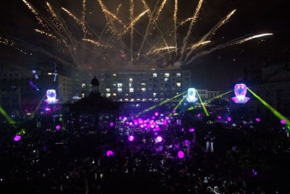 En Guadalajara, capital del estado, un espectáculo de luces encendió la noche.