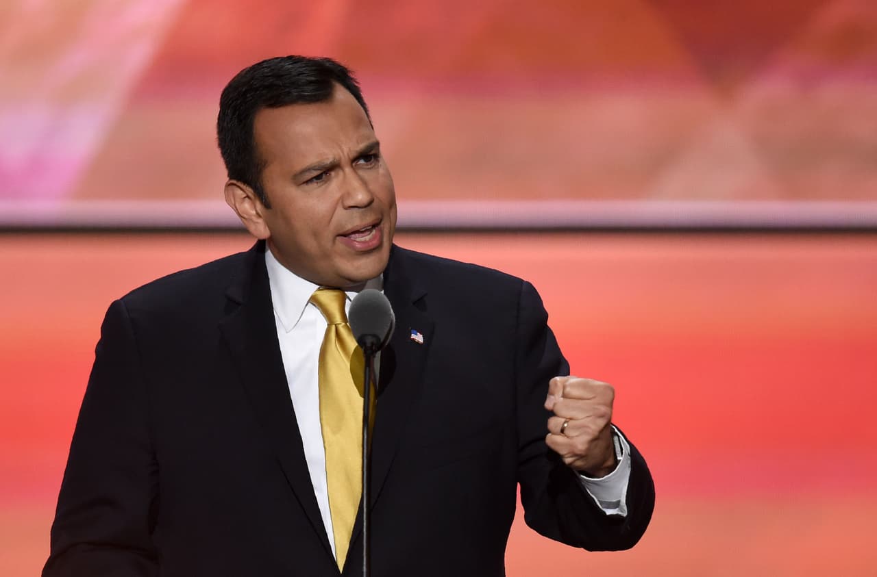 <b>Al fin alguien en español</b>. Ralph Alvarado, representante a la asamblea estatal de Kentucky fue el primero y único en hablar en español en la
<a href="http://www.univision.com/noticias/convencion-republicana/las-primeras-palabras-en-espanol-en-la-convencion-no-dan-un-mensaje-esperanzador-a-los-hispanos"><b>Convención Nacional Republicana de Cleveland</b></a>. “A mis hermanos hispanos: nuestras familias se fugaron de países llenos de corrupción y políticos mentirosos. Por favor, no permitan que esa miseria ocurra en este país también”, dijo Alvarado, en referencia a algunos gobiernos latinoamericanos.