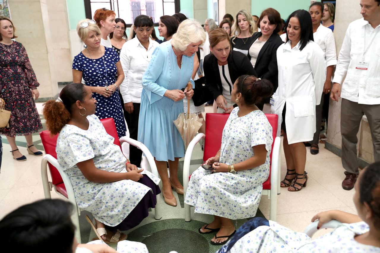 Entrada la tarde, Camilla Parker visitó el Hogar Materno Infantil, donde entre otras cosas, contó que es abuela de gemelos y que su cumpleaños es en julio.