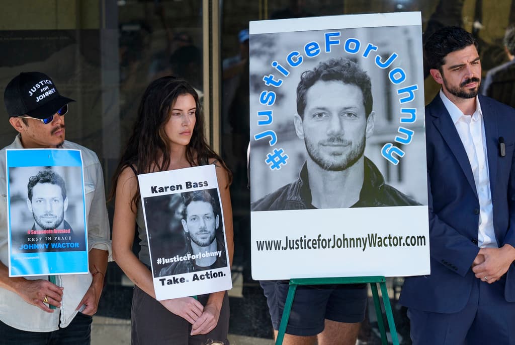 Cargos de asesinato, hurto mayor, intento de robo: acusan a los detenidos por la muerte del actor Johnny Wactor en Los Ángeles