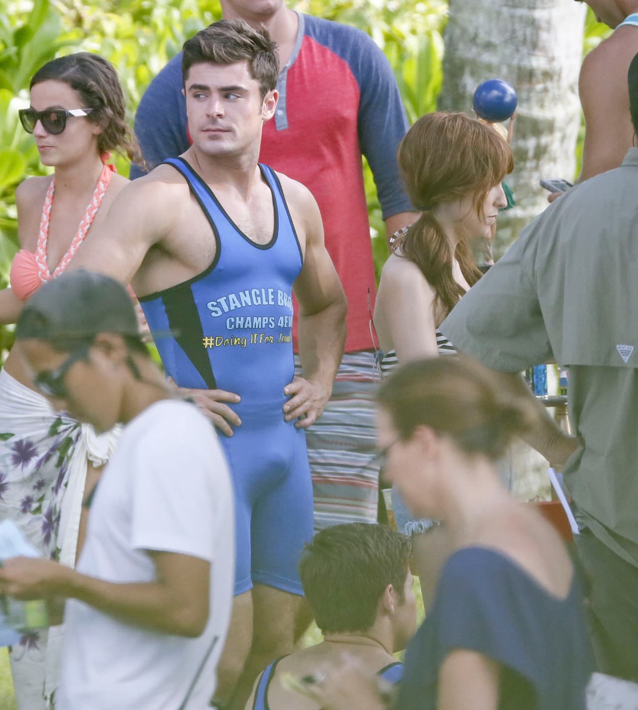 Y el galán dejó ver toda su musculatura con el atuendo.