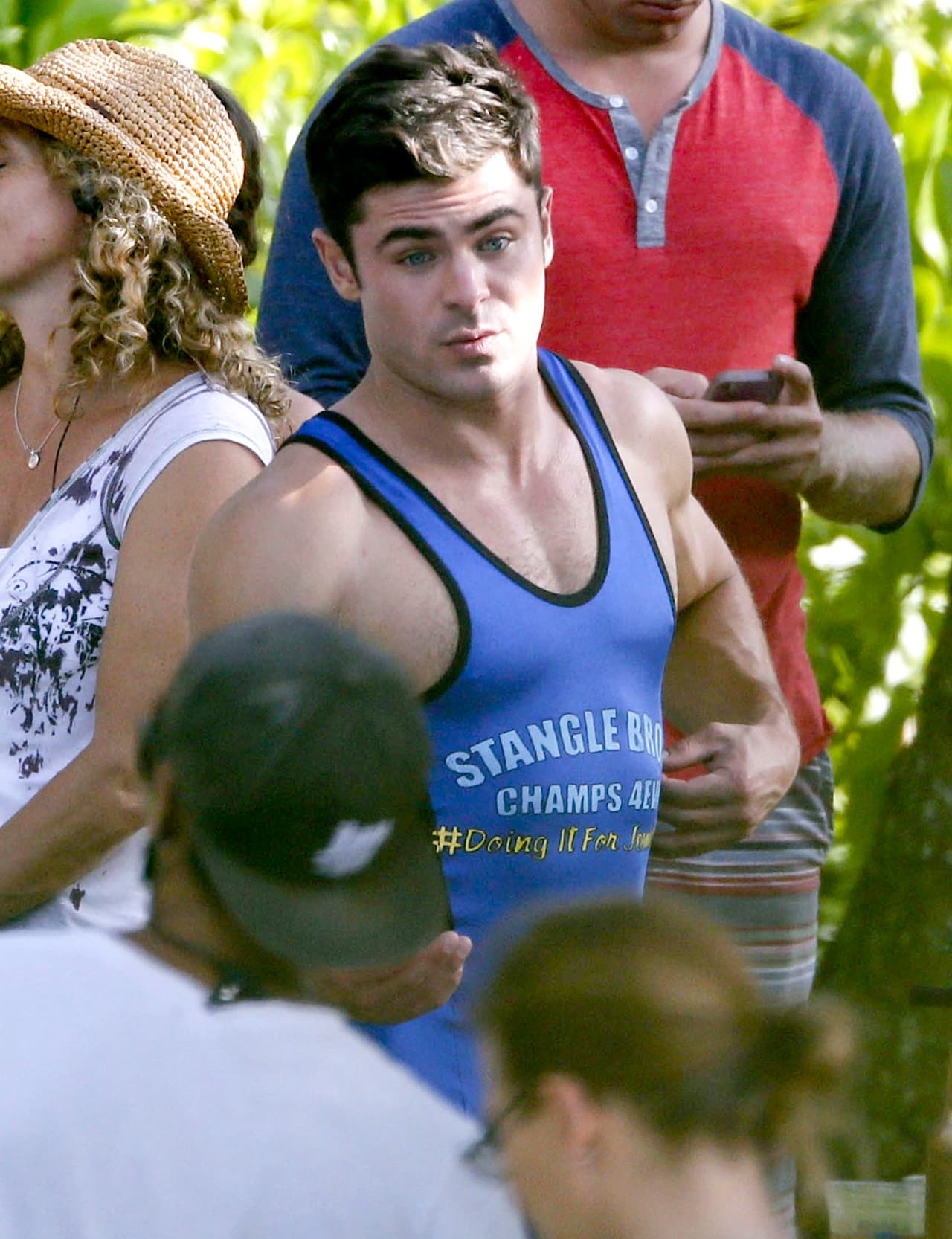 Zac Efron se paseó por el set de su nueva cinta como todo un galanazo.