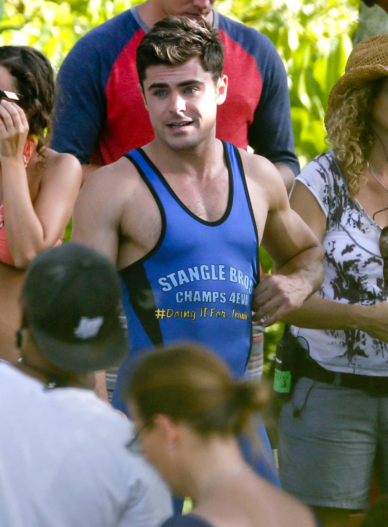 Zac está filmando en Hawaii una comedia romántica.