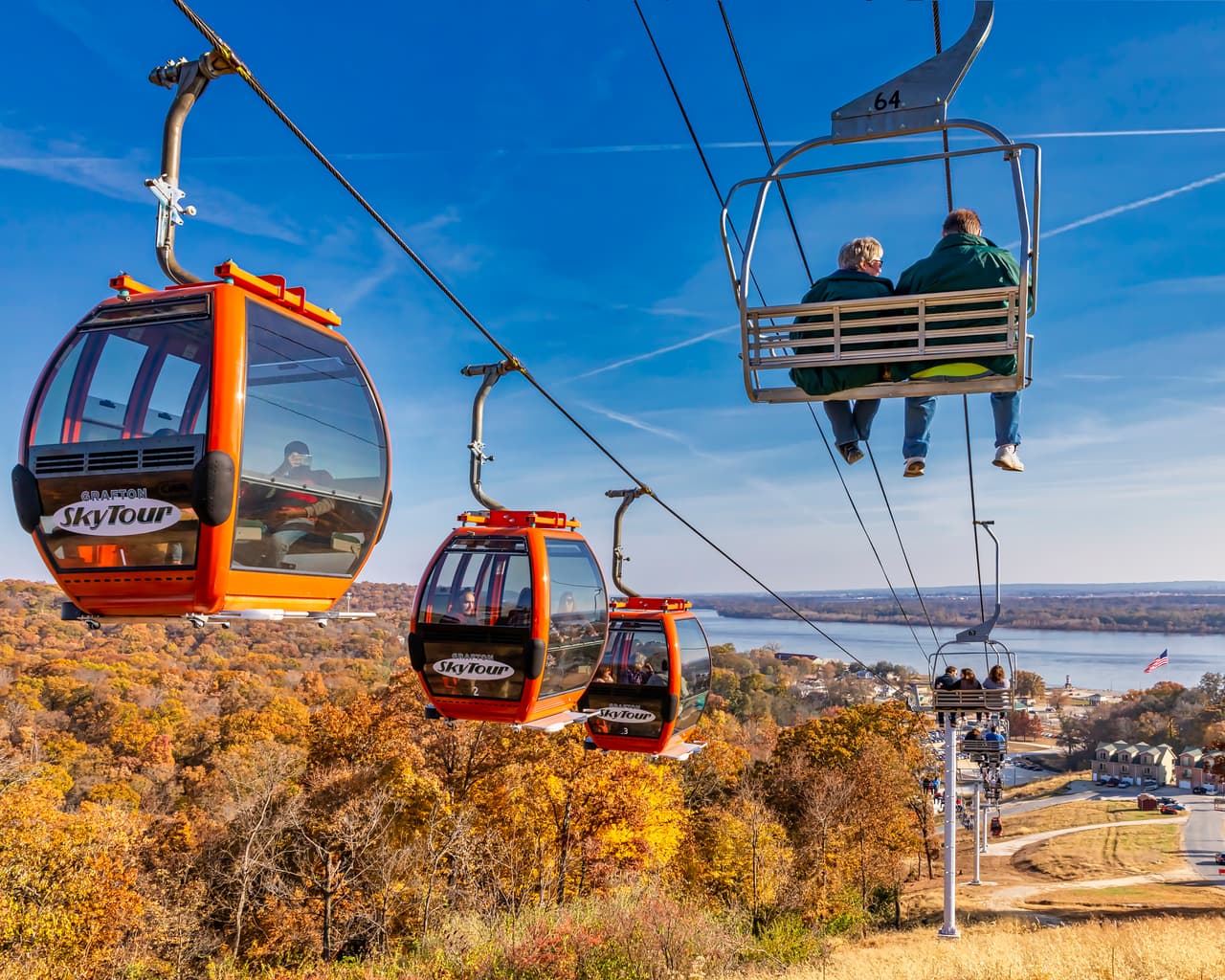 Grafton Sky Tour. Aquí se puede tomar una góndola cerrada o un telesilla abierto y disfrutar de un viaje panorámico y tranquilo de 300 pies de altura hasta la cima del acantilado con vistas a la confluencia de los ríos Mississippi e Illinois, es una forma impresionante y relajante de disfrutar de la espectacular belleza de la región.