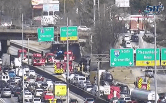 Tráiler que transportaba automóviles se incendia en la I-285 en el condado DeKalb