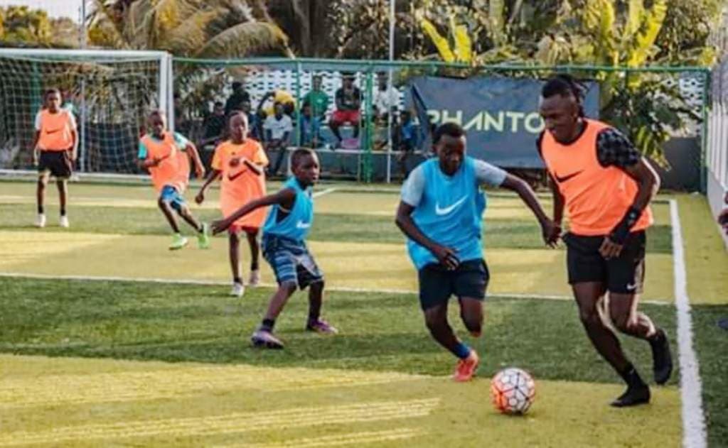 El atacante hondureño, Alberth Elis regaló indumentaria deportiva a niños de escasos recursos.