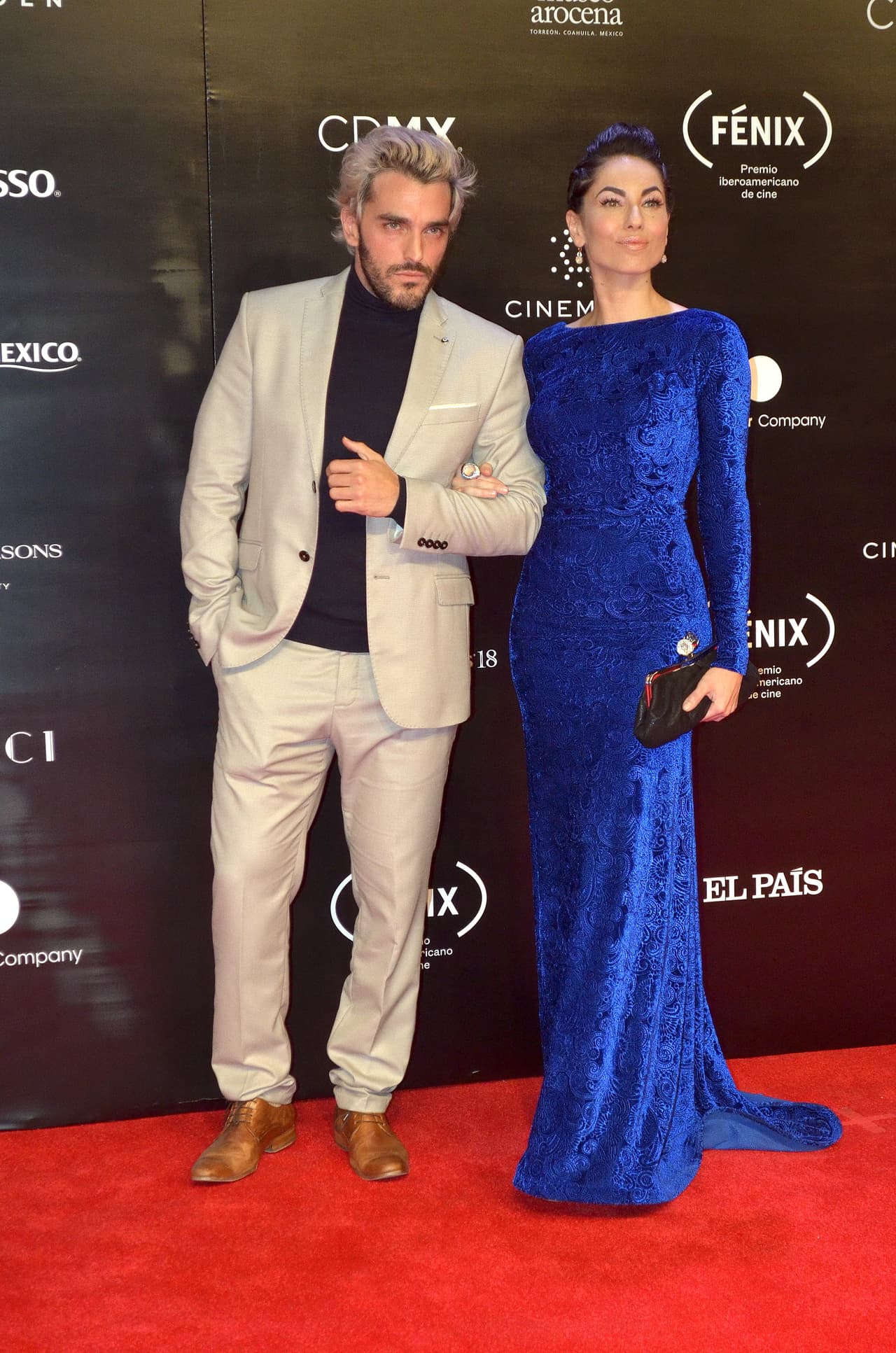 Así sucedió en la reciente entrega de los Premios Fénix, donde las estrellas del cine y la televisión iberoamericana desfilaron por la 'red carpet' y se toparon con varios de sus conocidos.
<br>
