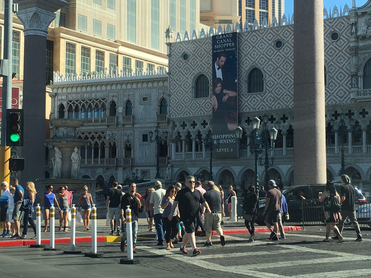 Sin embargo, las calles continúan siendo los mismos corredores por donde transitan los visitantes de una ciudad donde muchos van a disfrutar y olvidar su cotidianidad.