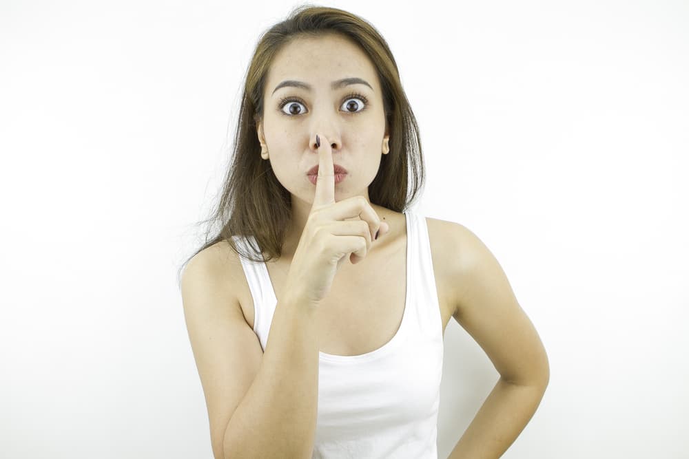 O sea, la lengua se suelta y se dice lo primero que se piensa de ahí la necesidad de aplicar el tacto social para no confundir las expresiones honestas y veraces con la falta de sensibilidad o inclusive de educación al confundir la hipocresía con la discreción y no apreciar los límites ni las sutilezas de esa separación.
<br>