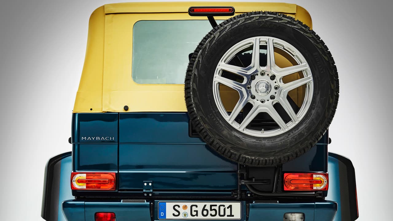 La porción trasera del techo cubierta de lona en la Mercedes-Maybach G650 Landaulet proporcionan un aislamiento similar al de un techo de metal.
