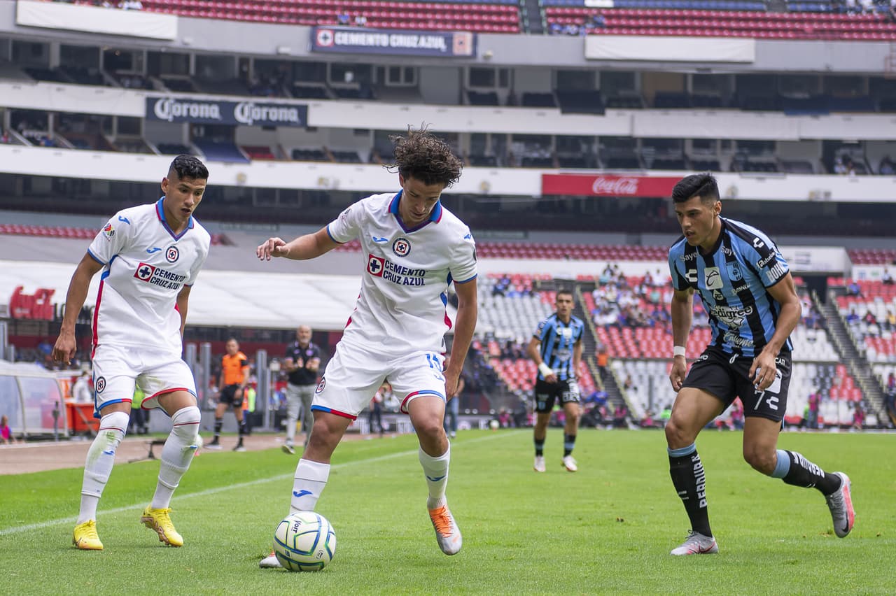 Raúl Gutiérrez arranca su interinato con Cruz Azul derrotanto a los Gallos Blancos pese a sufrir la expulsión del 'Tanque' Morales.